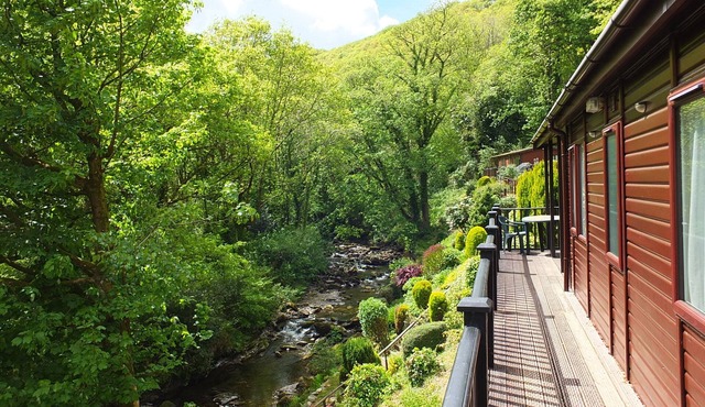 Stunning 3 bedroom lodge overlooking the West Lyn River.