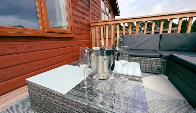 Stunning 3 Bedroom Lodge With Hot Tub in York