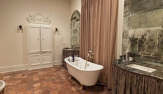 Stunning 3-bedroom Mansion with in Prime East Memphis