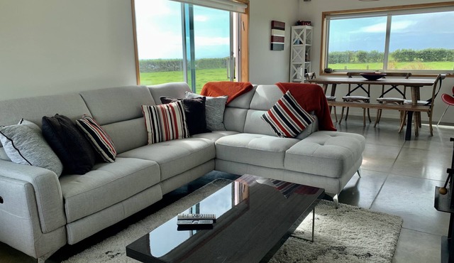 Stunning 3 Bedroom Seaside Bach on the Coastline