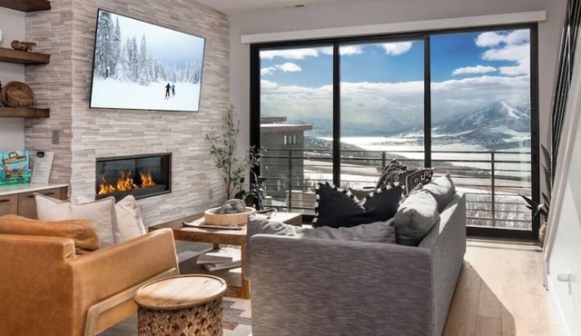 Stunning 3-bedroom townhome with Spectacular Mountain Views