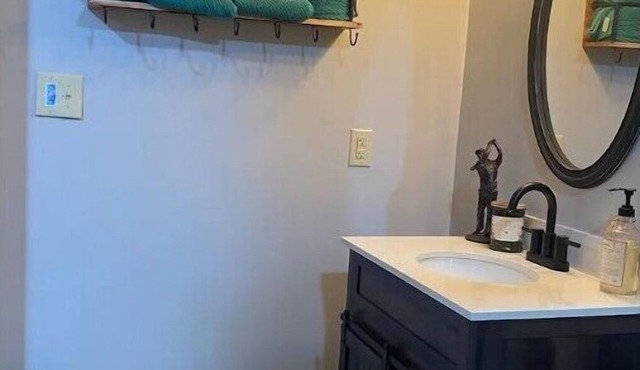stunning 3 bedroom cabin, access to many local trails, shops, activities