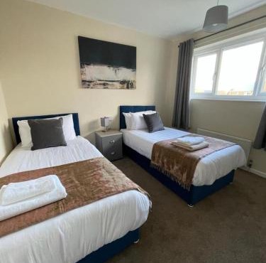 Stunning 3 bedrooms house with Garden and Free Parking