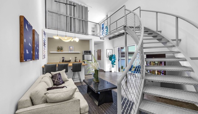 Stunning 3 BR/2 BA Split-Level w Rooftop & Hot Tub Near Miami University