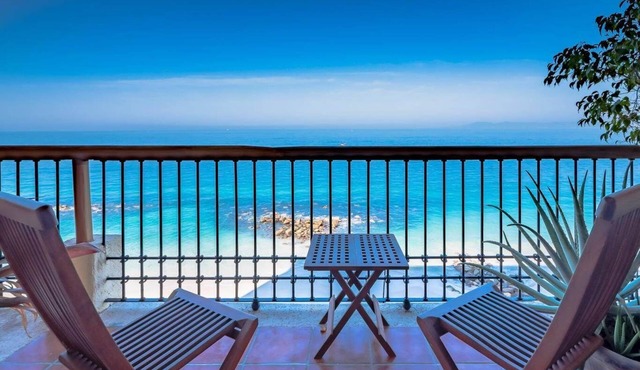 STUNNING 3 BR & 3BA SOUTH SHORE BEACHFRONT RESIDENCE!