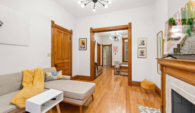 Stunning 3 BR in prime Chicago location