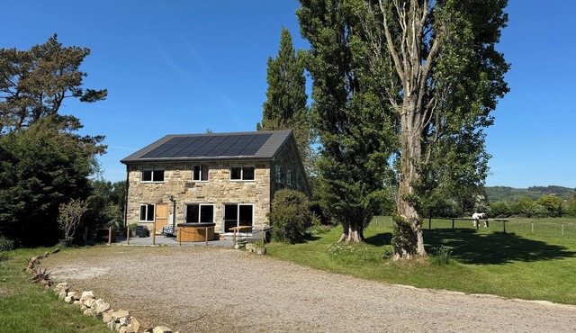 Stunning 360 degrees views totally private house 10 person hot tub, log burner.