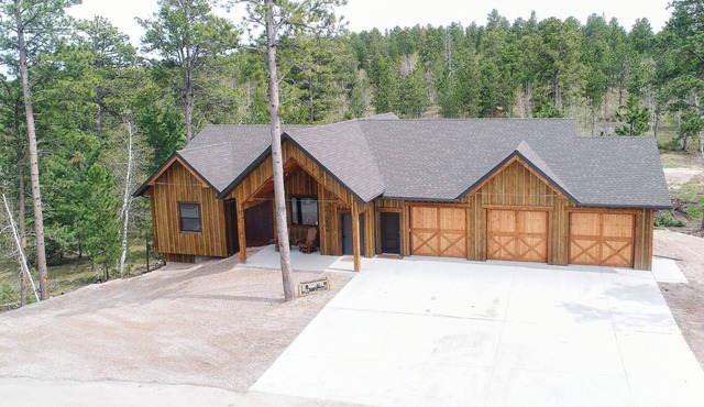 Stunning 3700+ Sq. Ft Lodge w/Firepit, Hot Tub, Large Garage - Paved!