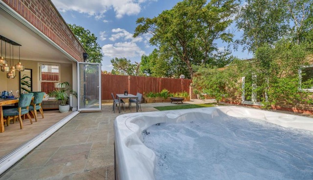 Stunning 3B2Ba Huge entertaining space and hottub!