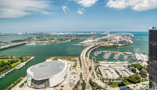 Stunning 3BD Penthouse on 50th Floor with Panoramic Water Views