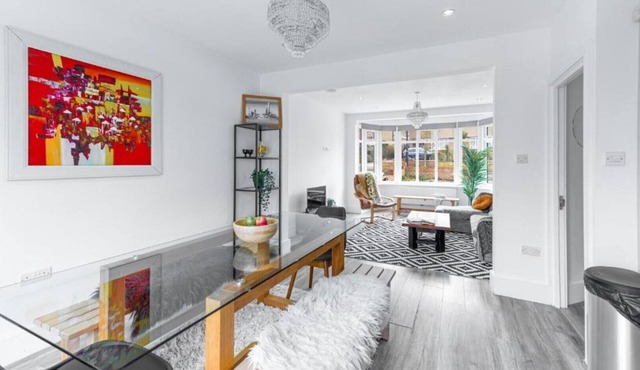 Stunning 3BDR house with free parking