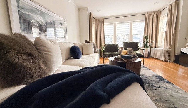 Stunning 3bdrm, steps to North Eastern University, Luxurious, Gourmet kitchen🌟