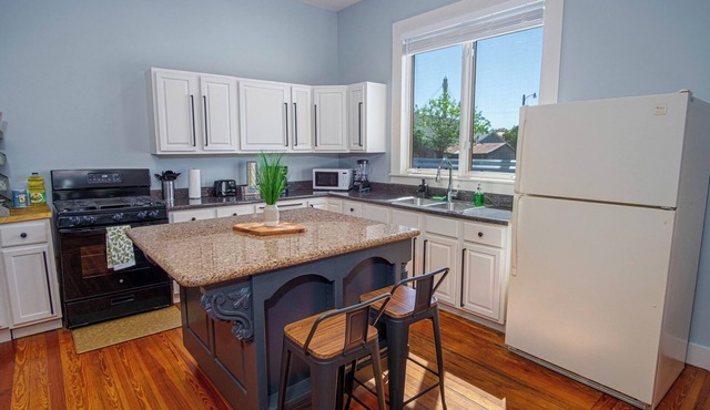 Stunning 3br/2ba Haven in Downtown's Heart