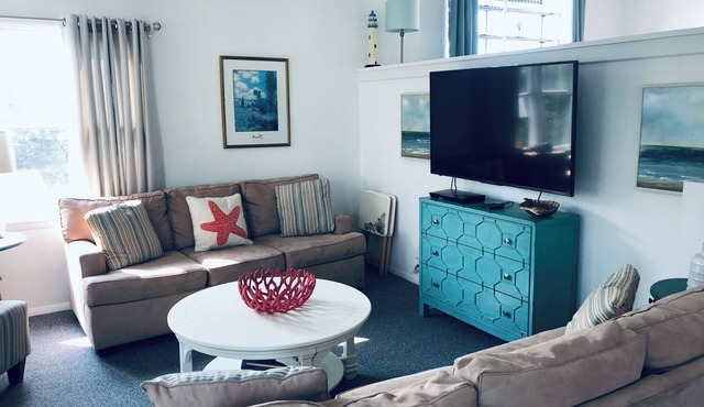 Stunning 3BR, 2BA penthouse 5 blocks from lighthouse. Open July 5-12 & Aug 9-30!