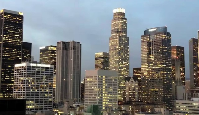 Stunning 3BR High-Rise Apt with Rooftop Pool, Spa & Rooftop City Skyline Vie