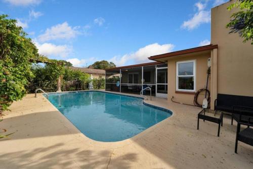 Stunning 3BR Home offers water view Minutes to the Beach
