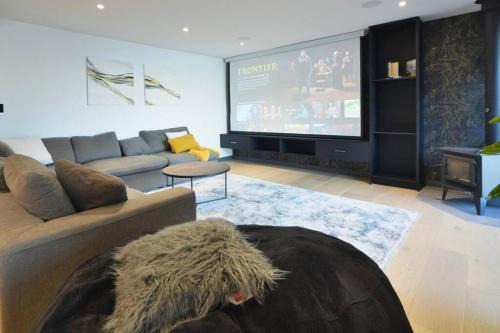 Stunning 3BR Lakefront Cottage Sauna Fireplace