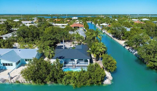 Stunning 3BR Lower Keys Remodel, Waterfront with 90-fT dock & private pool