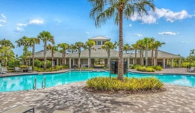 Stunning 3BR Modern Retreat, 20min to Beaches & Downtown, Pondside Bliss