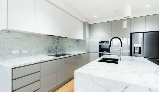 Stunning 3Br new penthouse 15 minute drive to Tullamarine Airport 8km from CBD