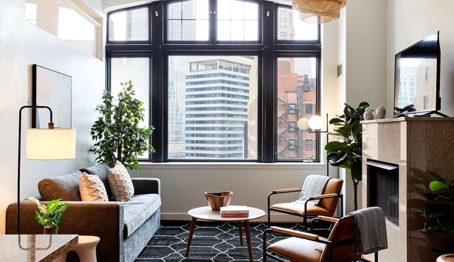 Stunning 3BR Penthouse in the Loop | Roof Deck