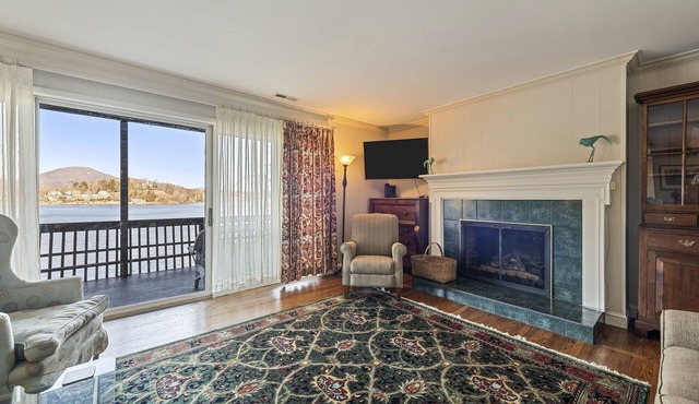 Stunning 3BR Retreat with Lake Views, Full Kitchen, Fireplace and Central A/C