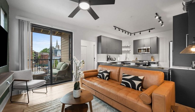 Stunning 3BR suite| 2 private decks| A+ Location!