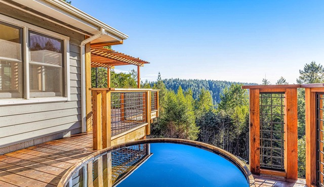 Stunning 3BR with ridge top views and hot tub