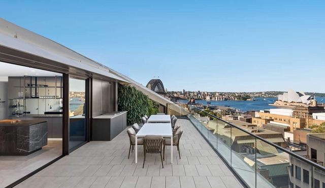 Stunning 3rd floor 2 bed apartment w/city views