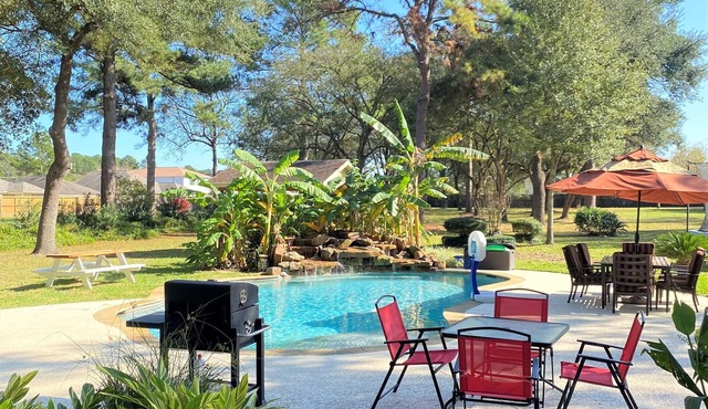 Stunning 4 Acre Retreat w/Hot Tub, Sauna, Disc Golf and Pool