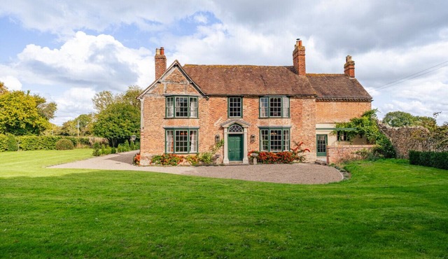 Stunning 4-Bedroom Home in Worcestershire