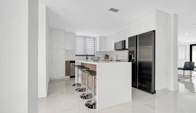 Stunning 4-BD Duplex+Parking+Close to Coral Gables