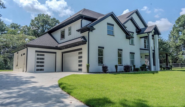 Stunning 4 bd Lux home offering comfort & style