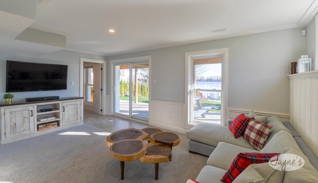 Stunning 4 bed, 4 bath, 4 season Lakehouse! Lake Simcoe - Minutes from Orillia!