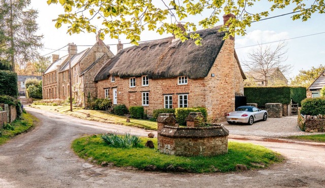 Stunning 4-Bed Thatched Cottage in Oxfordshire