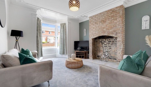 Stunning 4 Bed Home,FREE Parking