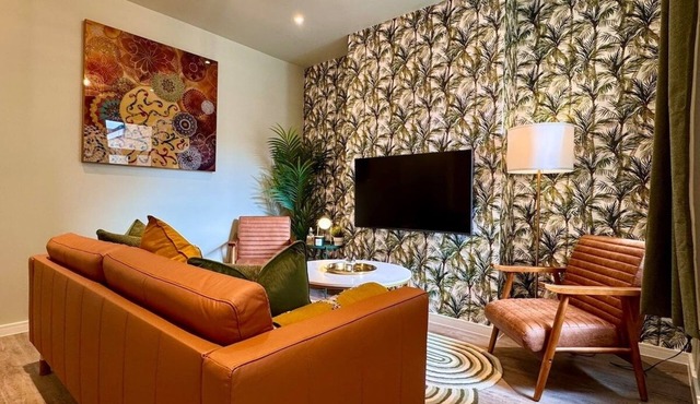 Stunning 4-Bed Home - 10 mins to Sandbanks Beach