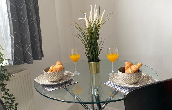 Stunning 4-Bed House in Derby