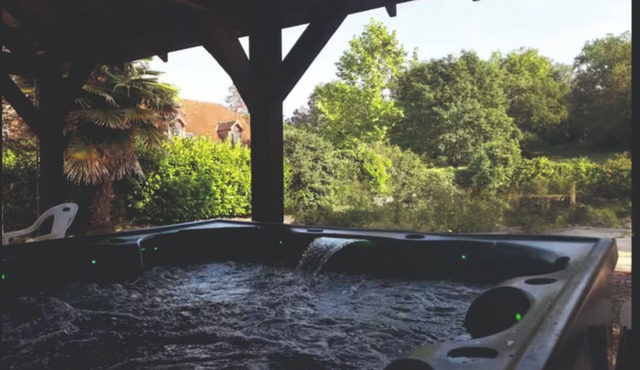 Stunning 4 bed villa heart of medieval Martel. Pet Friendly,8-10 PERSON HOT TUB.