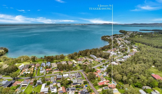 Stunning 4-Bed with Garden and Swimming Pool