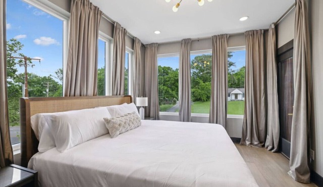 Stunning 4 Bedroom/4.5 Bath Home w/Rooftop Deck!