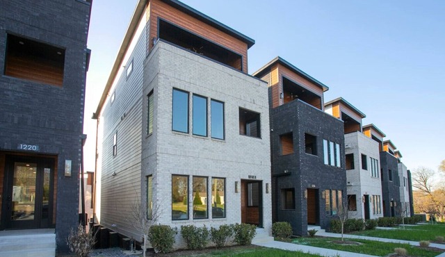 Stunning 4 Bedroom/4.5 Bath Home w/Rooftop Deck!