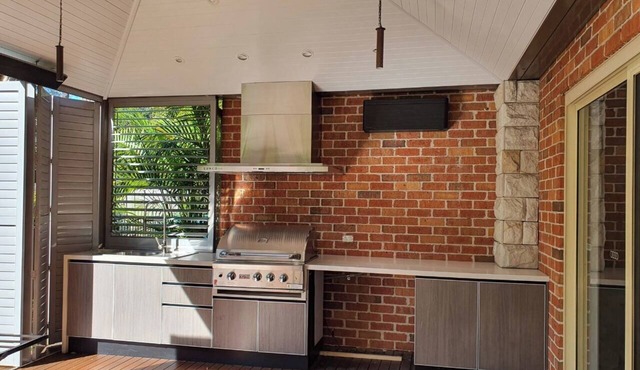 Stunning 4-bedroom with pooln