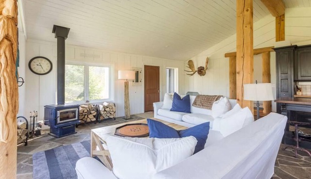 Stunning 4-Bedroom Cottage - Perfect Getaway!
