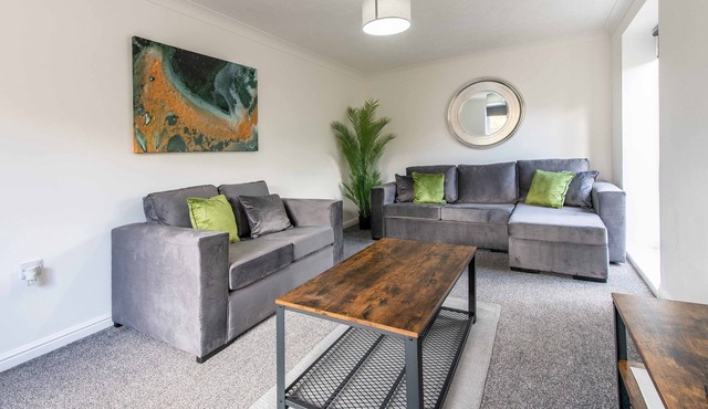 Stunning 4-Bedroom Detached House with Ample Driveway for 1-2 Cars