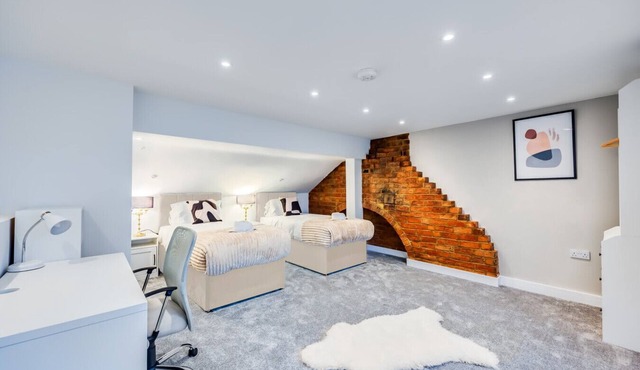 Stunning 4 Bedroom 4 Bathroom House Prime Location Pool Table Free Parking Fast Wifi