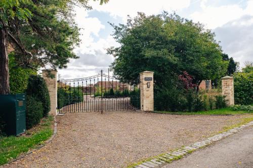 Stunning 4-Bedroom Home in Worcestershire