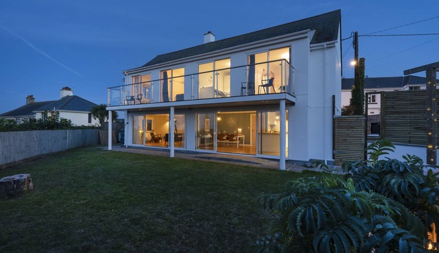 Stunning 4 Bedroom house in St Ives, sleeps 7, with views & parking.