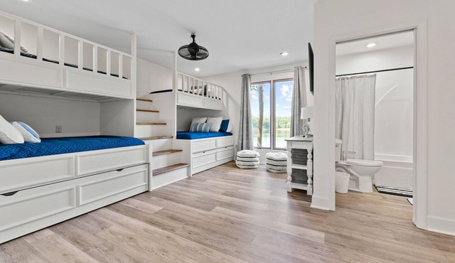 Stunning 4-bedroom Lakehouse on the water!