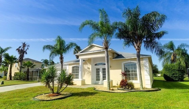 Stunning 4 bedroom pool villa set on a tranquil lake just minutes from Disney